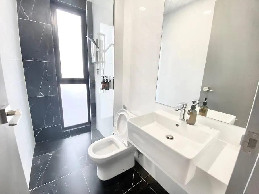 Апартаменты Beacon Executive Suites #Minimalist #Skypool #Georgetown #6Pax #2Br 2Bath #3 Queen #Quality Well Maintained #Private Host Малайзия
